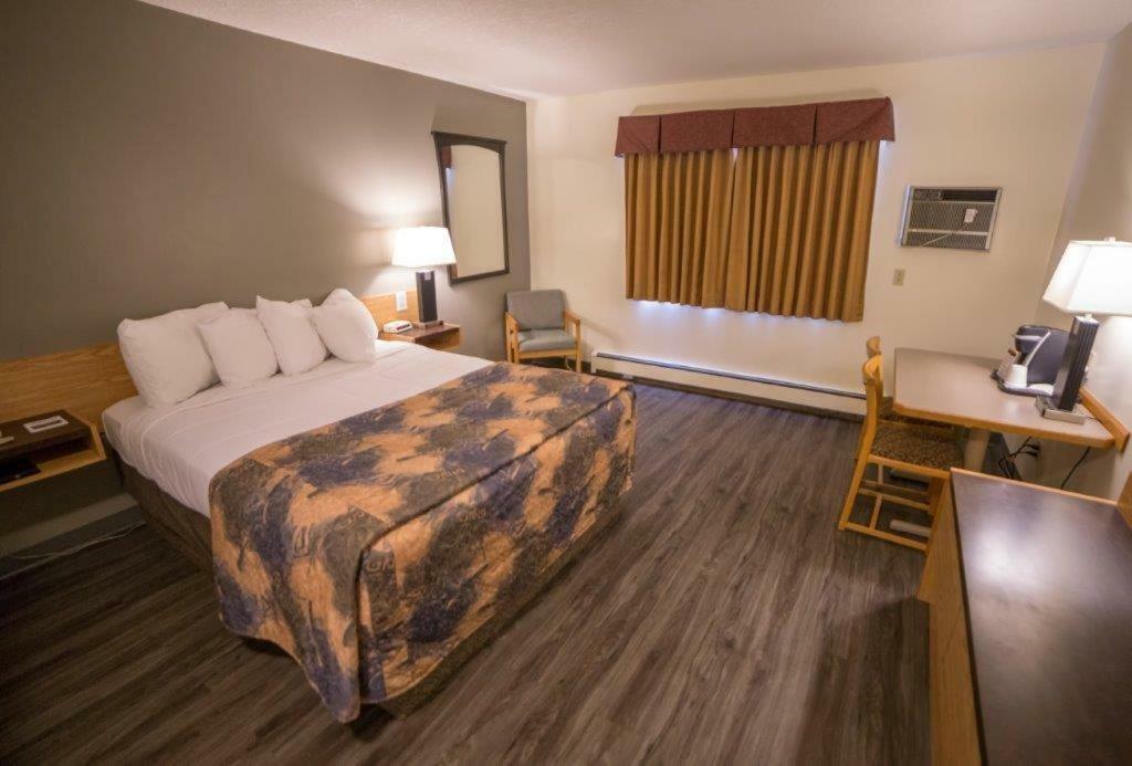 Woodland Inn Meadow Lake Dış mekan fotoğraf